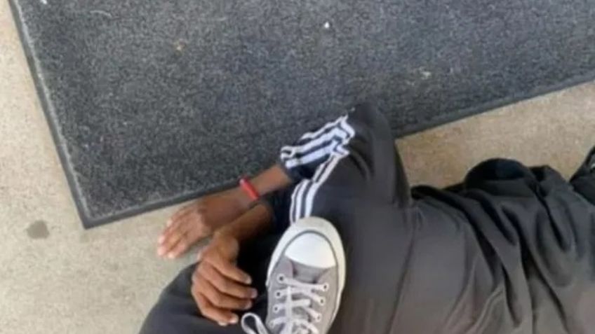 Atrocidad: Maestra 'se burla' de alumno y le pone el pie en el cuello; le manda foto a los padres