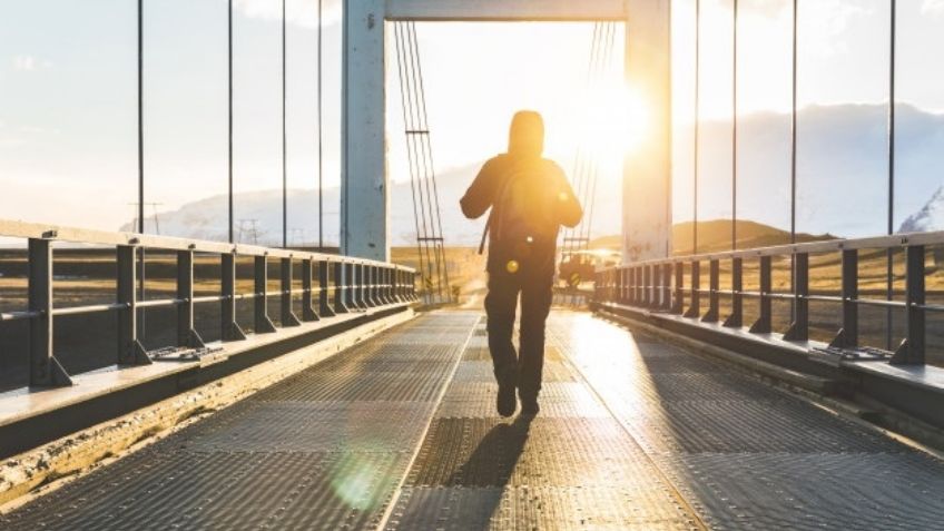 Niño iba a la escuela y cae de puente; mujer fracasa al tratar de sacarlo del agua; temen lo peor
