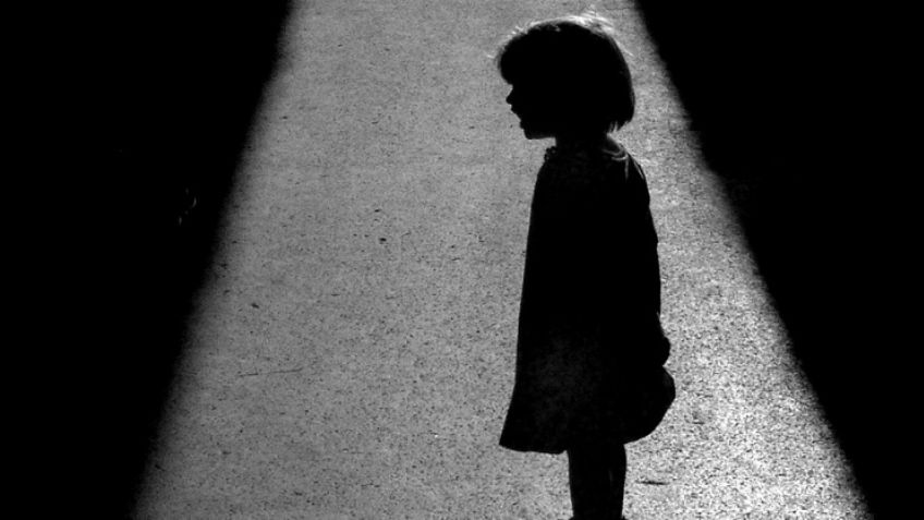 Profesor acusado de abusar de más de 36 niños compartía fotos y videos en foros de pedofilia