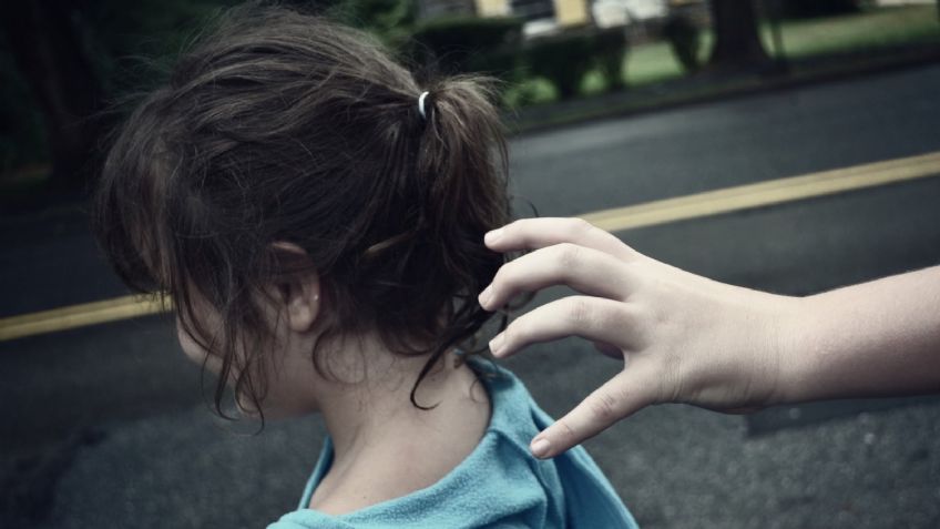 ¡De terror! Niña se defiende a patadas para evitar ser secuestrada por un hombre