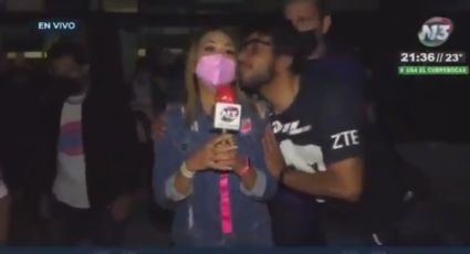 VIDEO: Aficionado de Pumas acosa a reportera; sin cubrebocas intenta besarla a la fuerza