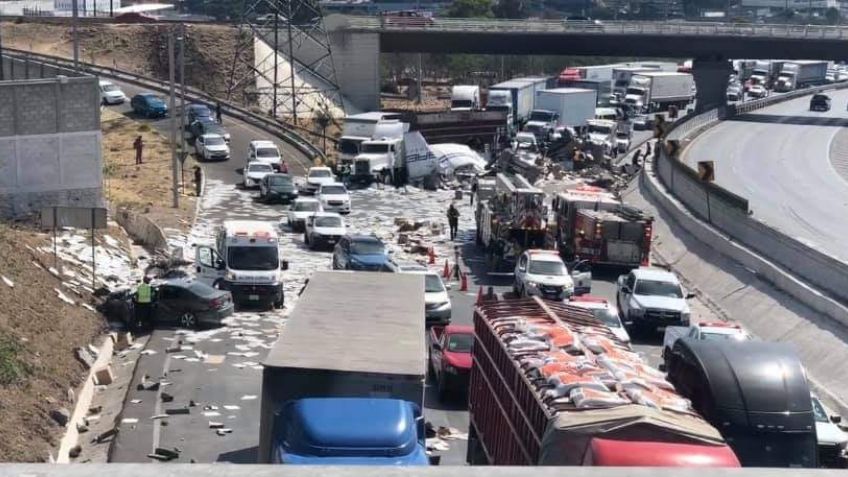 Trailer se vuelca y aplasta a un auto en Querétaro; hay un muerto y tres heridos