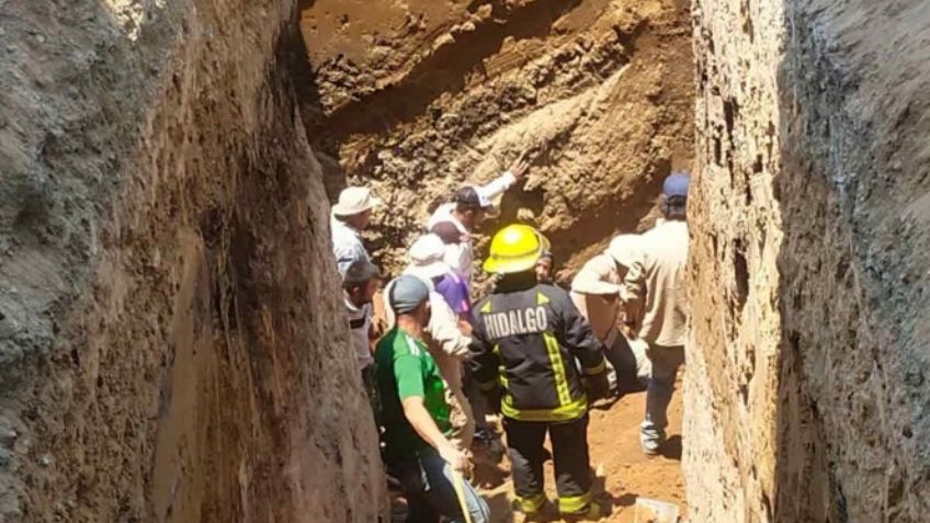 Hallan con vida a 3 trabajadores sepultados bajo obra de drenaje en Hidalgo