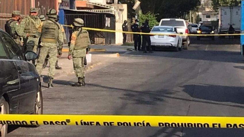 Jalisco: Hallan cadáver 'encobijado' y maniatado frente a parroquia; dejan 'narcomensaje'