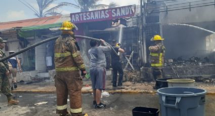 VIDEO: Incendio en Isla Mujeres consume 10 locales comerciales; humo se aprecia hasta Cancún