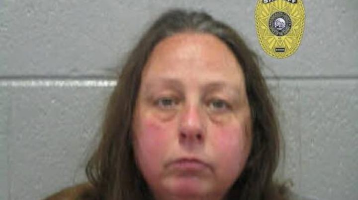 Madre apuñala a su hija de 5 años; después va a la casa de una vecina y se mete a su cama