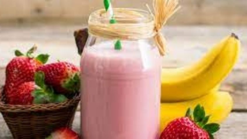 Agrega esta agua de plátano con fresa a tu jarra del buen beber y refréscate