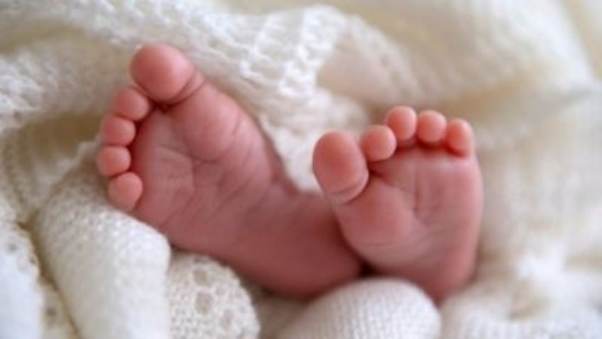 Policías atienden un reporte de niño perdido y encuentran a un bebé a punto de morir