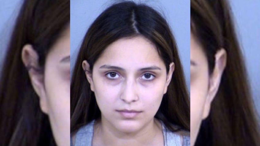 Madre da a luz a un bebé, lo enrolla en una toalla y lo oculta en el tocador del baño