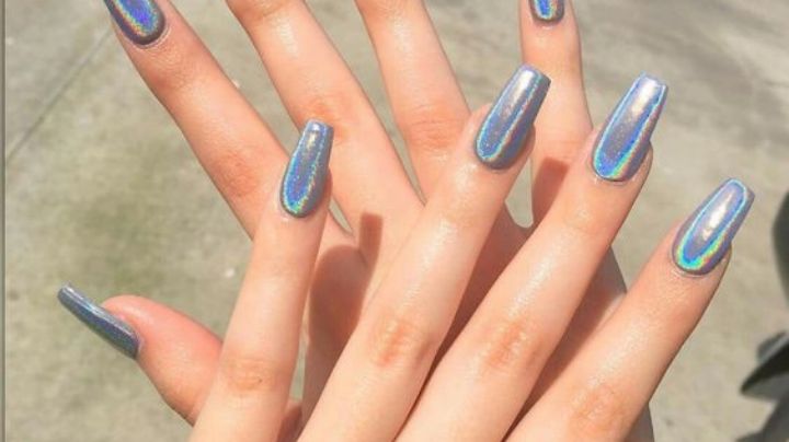 Conviértete en el centro de atención al lucir estos diseños de uñas metalizadas