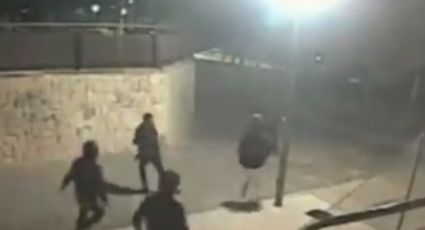 VIDEO: Golpean y patean a hombre; 15 personas homófobas lo atacaron en un parque