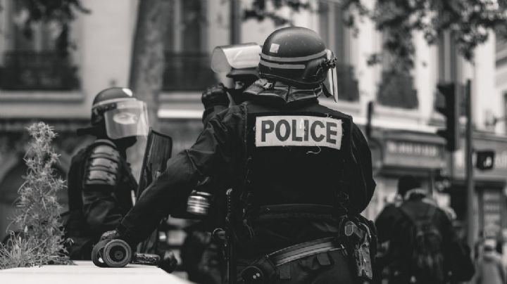 (VIDEO) Desgarrador: Policía asesina de 10 tiros a hombre delante de su esposa e hijo en EU