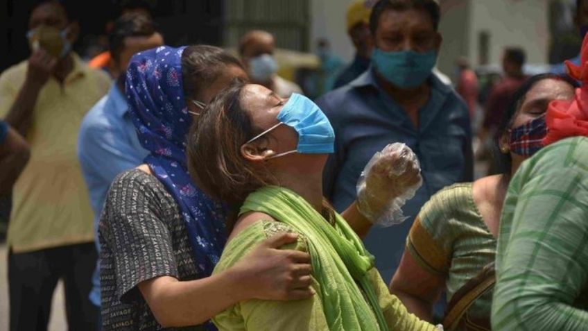 (VIDEO) ¡Terrible! Hombre lleva cadáver de su esposa en la espalda; murió por Covid-19