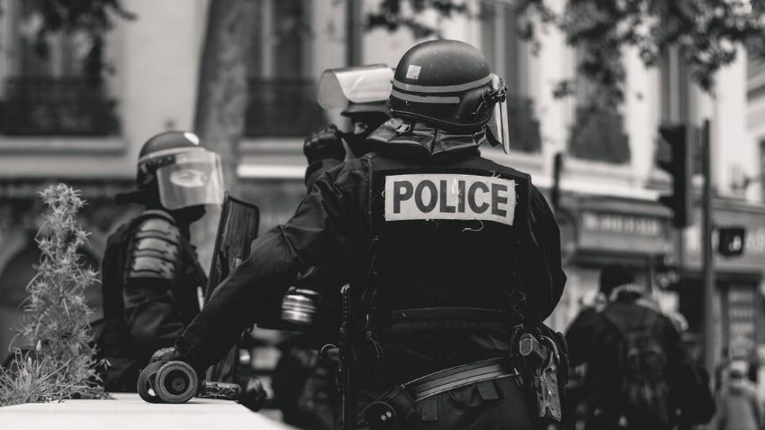 (VIDEO) Desgarrador: Policía asesina de 10 tiros a hombre delante de su esposa e hijo en EU