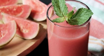 Detén el envejecimiento con ayuda de este refrescante smoothie de guayaba y fresas