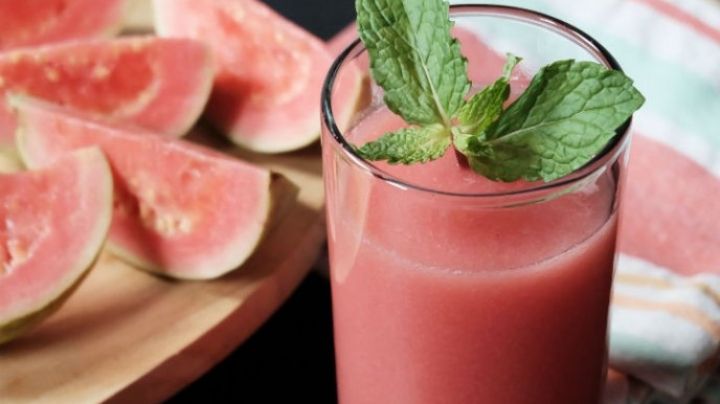 Detén el envejecimiento con ayuda de este refrescante smoothie de guayaba y fresas