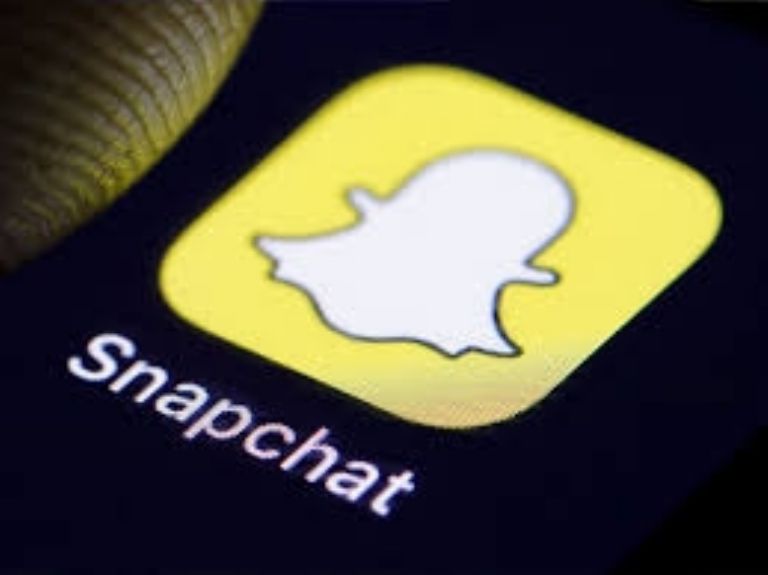 Suspenden a maestra por publicar videos sexuales en Snapchat