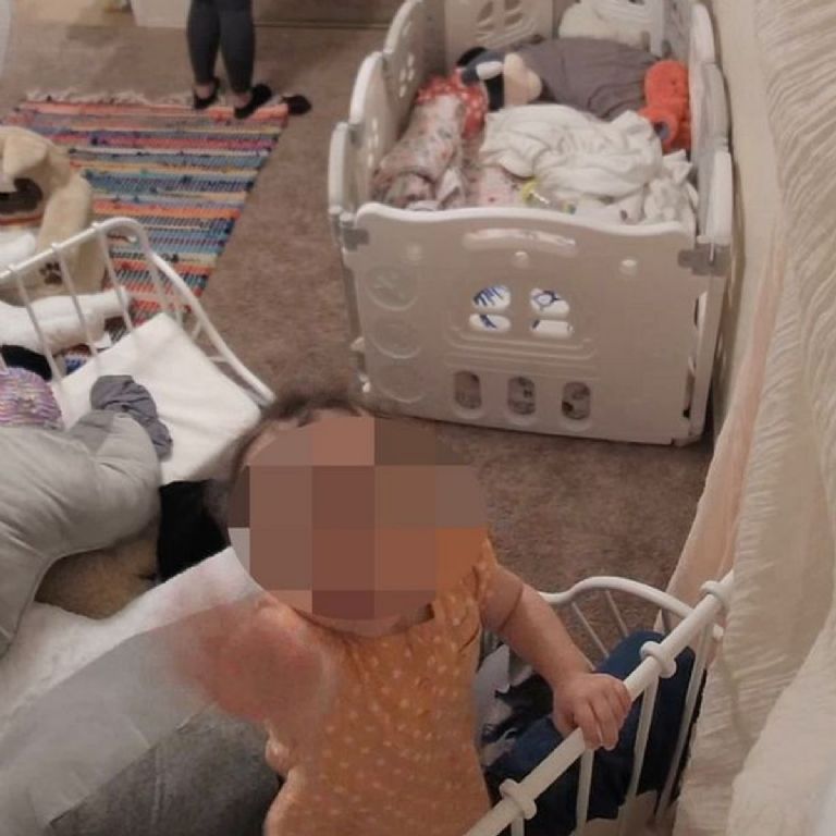 Madre escucha voces a través de la cámara de vigilancia de su hija