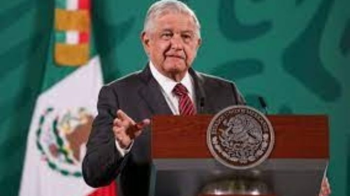 "Sin preguntas": AMLO convierte 'Mañanera' en festival de Día de las Madres con Eugenia León