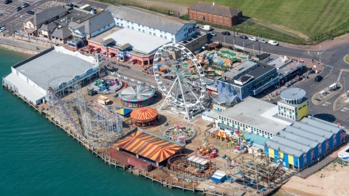Mujer se debate entre la vida y la muerte tras ser arrastrada al mar en un muelle