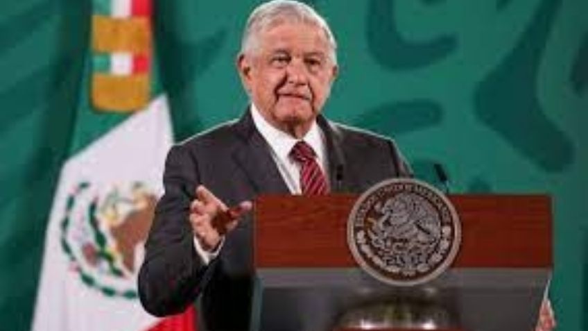 "Sin preguntas": AMLO convierte 'Mañanera' en festival de Día de las Madres con Eugenia León