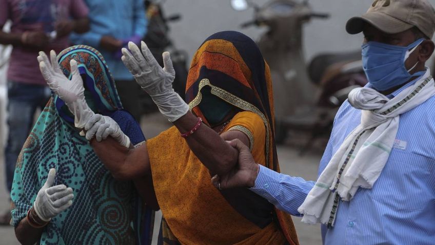 (FOTO) India: Hijos trasladan el cadáver de su madre fallecida por Covid-19 en una moto