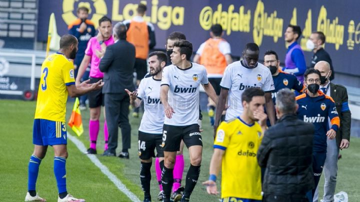 Racismo en la cancha: Jugadores del Valencia CF abandonan partido tras insultos