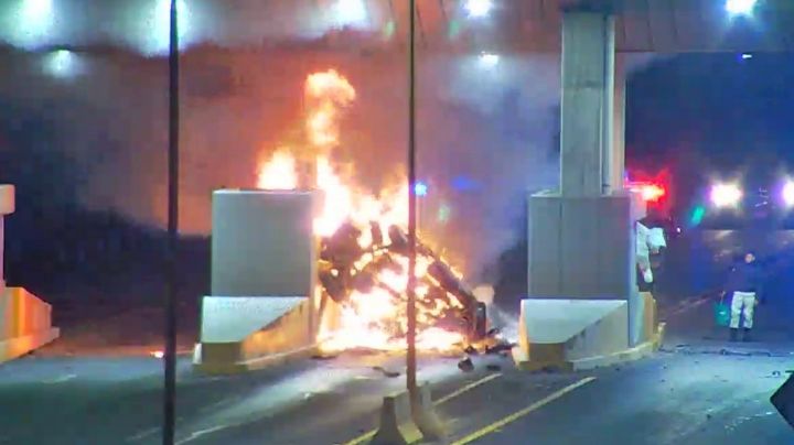 ¡Trágico! Camioneta choca contra caseta en Aguascalientes y provoca incendio; hay 2 muertos