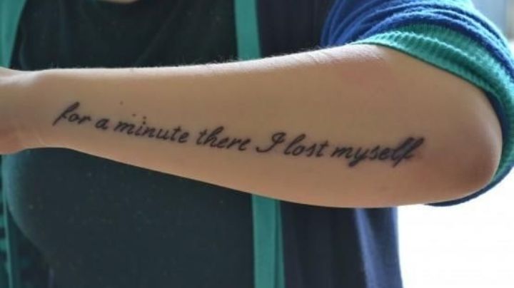 Demuestra tu amor por la música con estas frases para tatuajes de hombre en el brazo