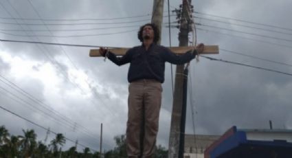 ¡Impresionante! Empleado de Pemex se 'crucifica' por llevar un año sin trabajo