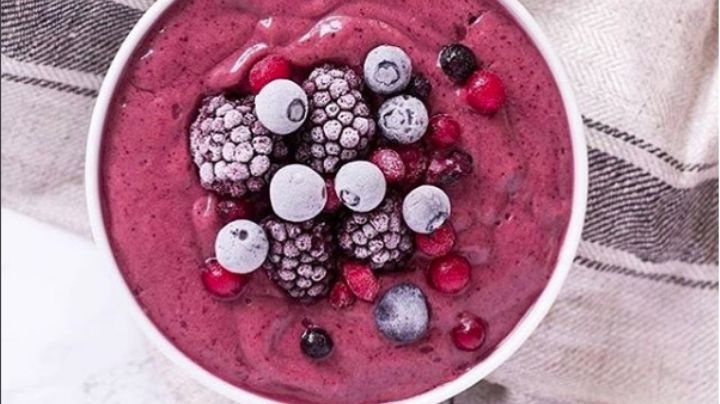 ¡Delirante! Este 'smothie bowl' de frutos rojos será tu gran aliado en las mañanas ocupadas