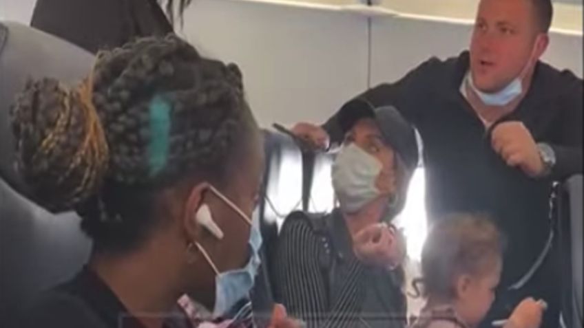VIDEO: Auxiliar de vuelo intenta echar a una bebé por no usar cubrebocas y lo corren a él