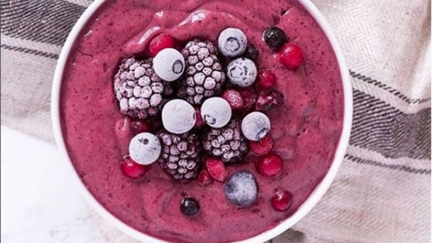 ¡Delirante! Este 'smothie bowl' de frutos rojos será tu gran aliado en las mañanas ocupadas