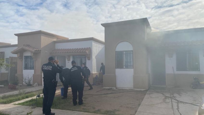 Policía de Hermosillo salva a familia de morir en incendio; a 'cubetazos' sofocan el fuego