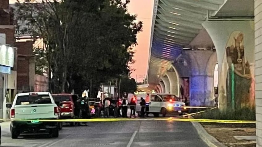 Sicarios bajan de taxi y acribillan a policías cerca de hospital en Jalisco; una oficial murió