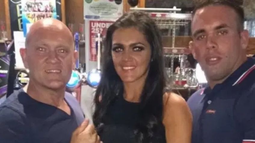 Madre de tres niños muere durante cirugía plástica; su padre fue encontrado sin vida en su casa