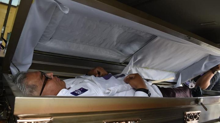 "Entiérrenme vivo si no cumplo": Candidato promociona su campaña dentro de un ataúd