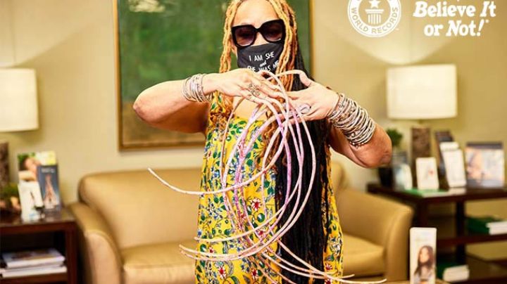 Después de 28 años, Ayanna Williams se corta las uñas de las manos ¡Medían 733 cm!