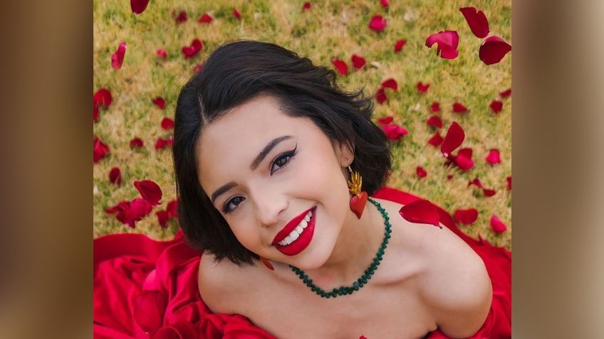 Ángela Aguilar le roba al show al 'Canelo' al interpretar el himno nacional de México