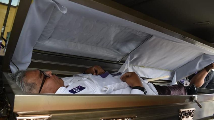 "Entiérrenme vivo si no cumplo": Candidato promociona su campaña dentro de un ataúd