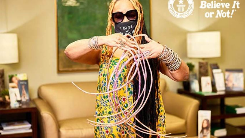 Después de 28 años, Ayanna Williams se corta las uñas de las manos ¡Medían 733 cm!