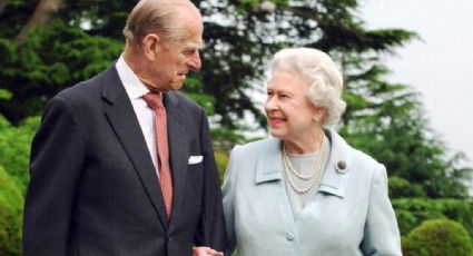 Pueblo británico llora la muerte del Príncipe Felipe; así lucen las ofrendas en hogar de la Reina Isabel