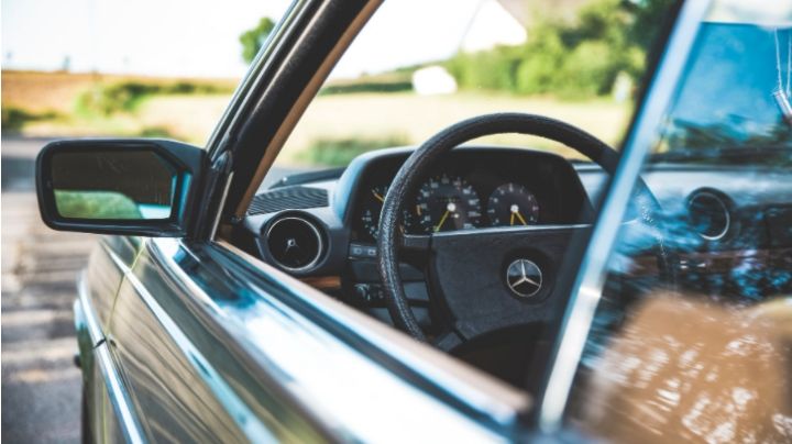 Automovilista lleva como copiloto un cuerpo en descomposición; el cadáver era su pareja