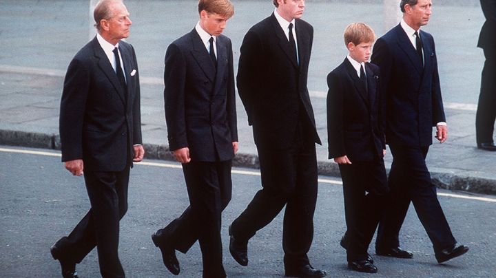 La emotiva promesa que el príncipe Felipe hizo a Harry y William en el funeral de Diana