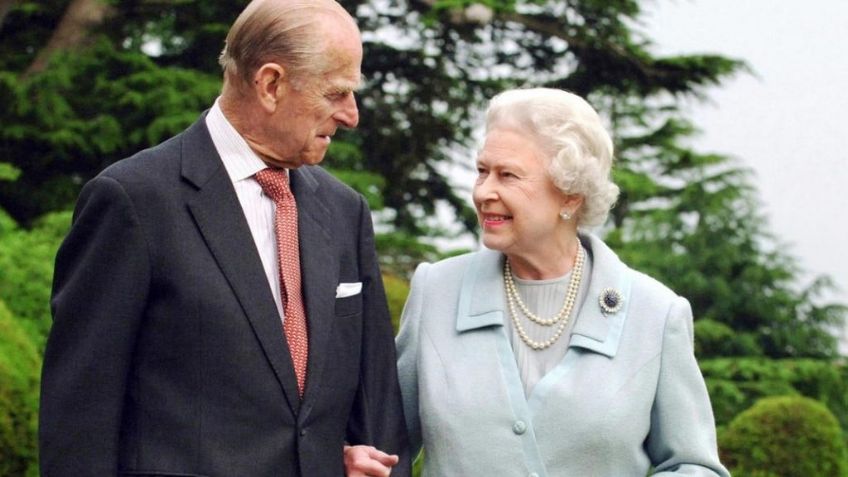 Pueblo británico llora la muerte del Príncipe Felipe; así lucen las ofrendas en hogar de la Reina Isabel