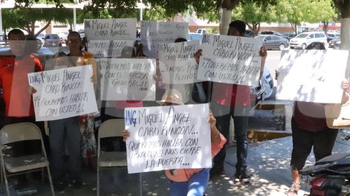 Con pancartas en mano, habitantes de la colonia Beltrones se manifiestan al exterior de Oomapas