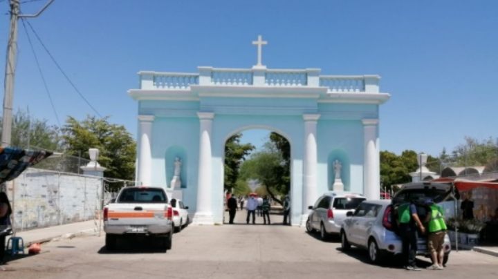 Hermosillenses visitan el Panteón Yañez para celebrar el Día de las Madres