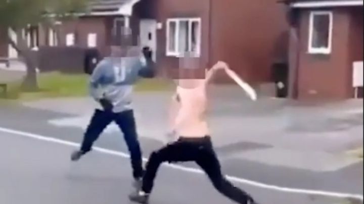 FUERTES IMÁGENES: El momento en el que dos hombres se dan machetazos; uno, herido en el cuello