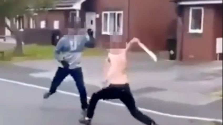 FUERTES IMÁGENES: El momento en el que dos hombres se dan machetazos; uno, herido en el cuello