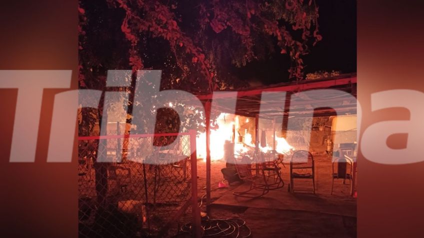 Terrible incendio consume por completo un almacén en Empalme; autoridades investigan